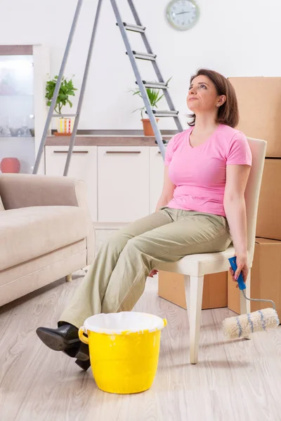 Middle-aged woman doing renovation at home — Stock Photo, Image