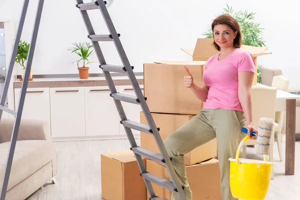 Frau mittleren Alters renoviert zu Hause — Stockfoto