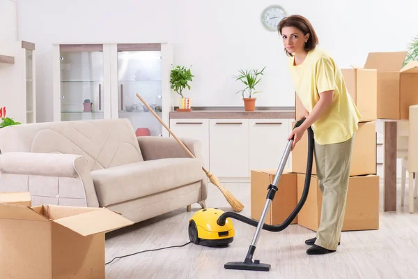 Middle-aged woman cleaning new apartment — Stock Photo, Image