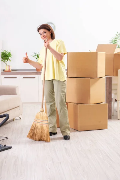 Жінка середнього віку прибирає нову квартиру — стокове фото