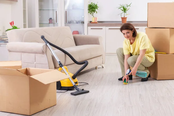 Kobieta w średnim wieku czyszczenia nowe mieszkanie — Zdjęcie stockowe
