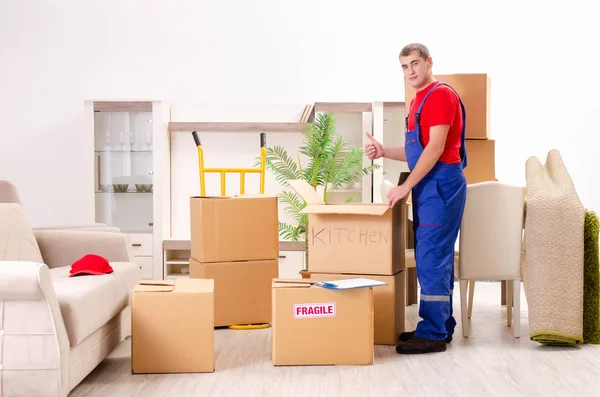 Joven contratista con cajas trabajando en interiores — Foto de Stock