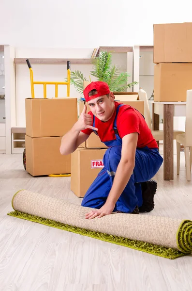 Jovem empreiteiro com caixas de trabalho dentro de casa — Fotografia de Stock