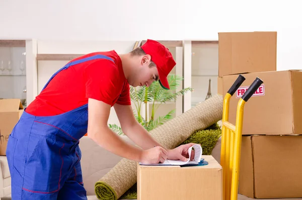 Jeune entrepreneur avec des boîtes travaillant à l'intérieur — Photo