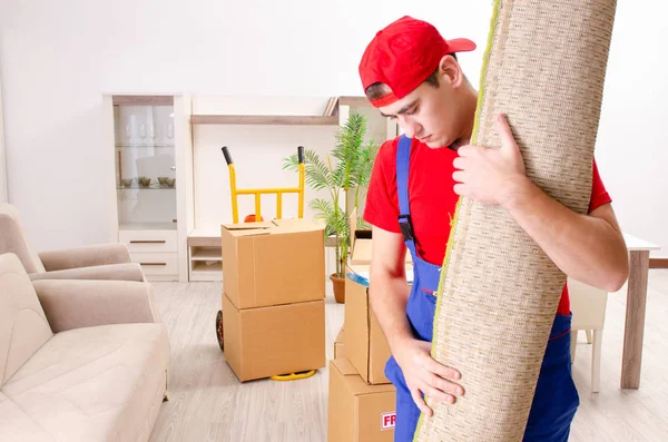 Jovem empreiteiro com caixas de trabalho dentro de casa — Fotografia de Stock