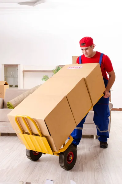 Jovem empreiteiro com caixas de trabalho dentro de casa — Fotografia de Stock
