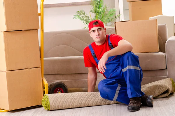 Joven contratista con cajas trabajando en interiores — Foto de Stock