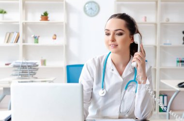 Klinikte çalışan genç bir bayan doktor.