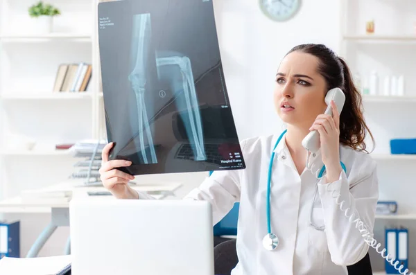 В клинике работает молодая врач-рентгенолог — стоковое фото