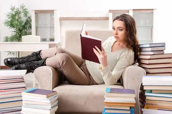 Giovane studentessa che si prepara per gli esami a casa — Foto Stock