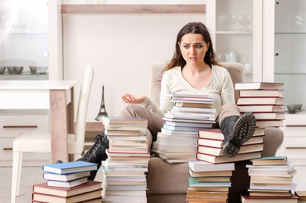 Giovane studentessa che si prepara per gli esami a casa — Foto Stock