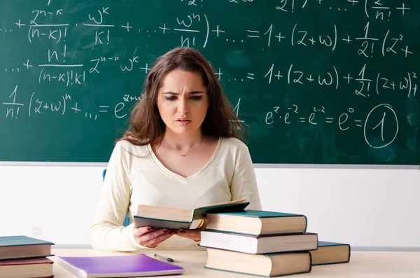 Jovem professora de matemática feminina na frente do quadro — Fotografia de Stock