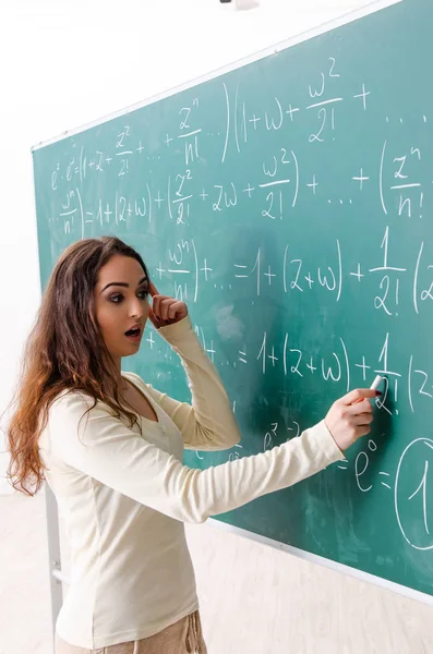 Junge Mathelehrerin vor der Tafel — Stockfoto