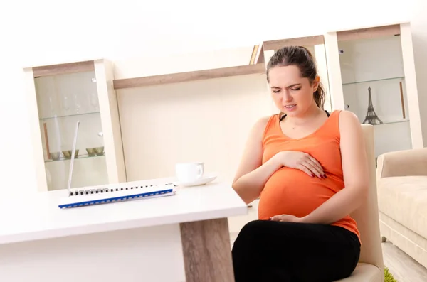 Jonge zwangere vrouw thuis werken — Stockfoto