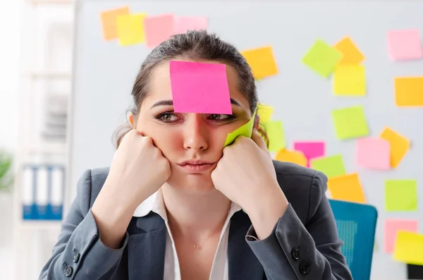 Junge Arbeitnehmerin in widersprüchlichem Prioritätenkonzept — Stockfoto