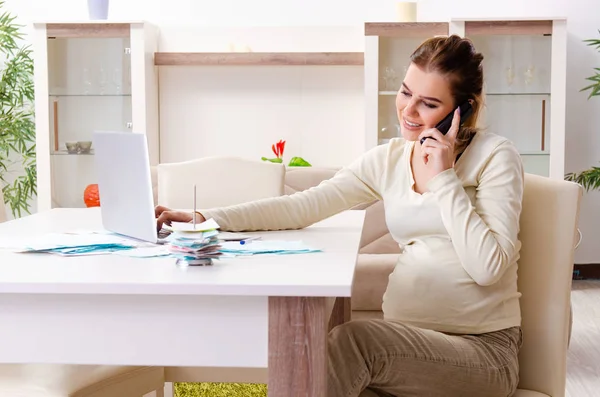 Young pregnant woman in budget planning concept — Stock Photo, Image