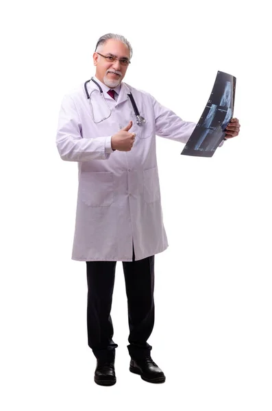 Viejo médico masculino aislado en blanco — Foto de Stock