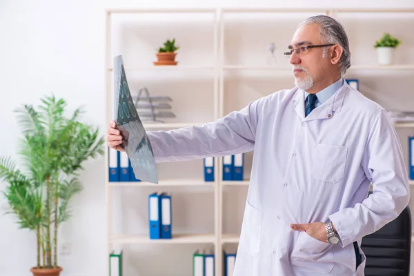 Ältere männliche Arzt Radiologe in der Klinik — Stockfoto