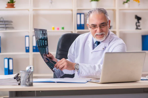 Klinikte yaşlı bir erkek radyoloji uzmanı. — Stok fotoğraf