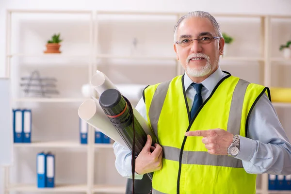 År byggnadsingenjör arbetar på kontoret — Stockfoto