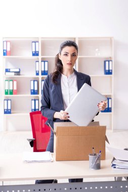 Genç kadın işçiye onu işten ateş olmak