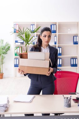 Genç kadın işçiye onu işten ateş olmak