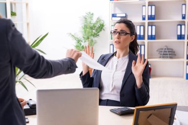 Genç kadın işçiye onu işten ateş olmak