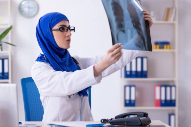 Klinikte çalışan Arap kadın doktor. 