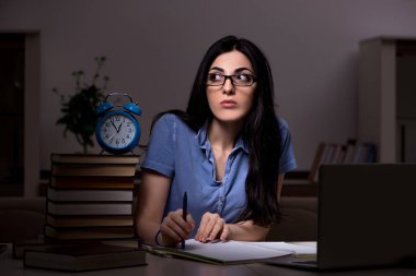 Genç kız öğrenci gece sınavlarına hazırlanıyor 