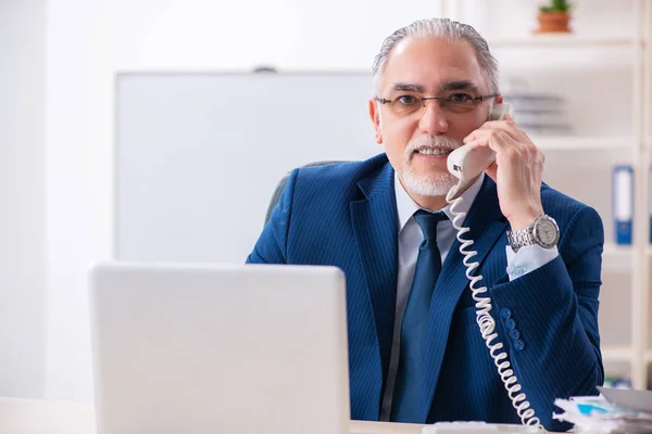 Aged male employee working in the office — Stock Photo, Image