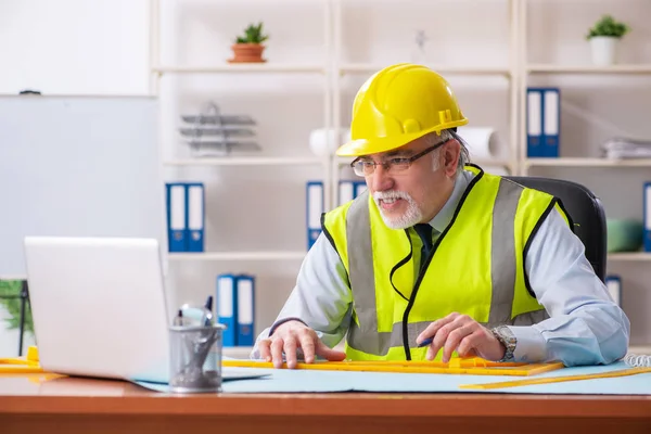 Ingeniero de construcción de edad trabajando en la oficina —  Fotos de Stock