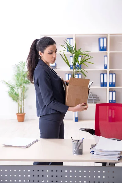 Empleada joven siendo despedida de su trabajo —  Fotos de Stock