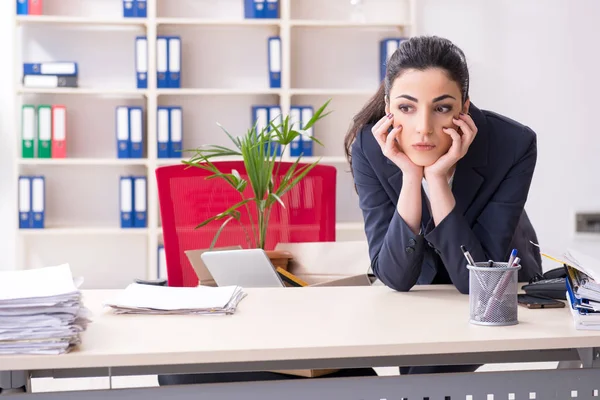 Une jeune employée licenciée de son travail — Photo