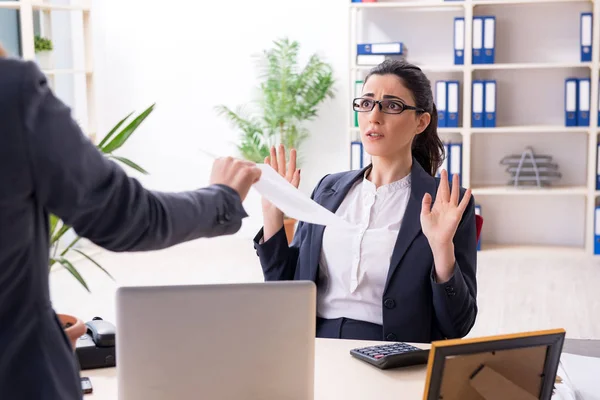 Empleada joven siendo despedida de su trabajo — Foto de Stock