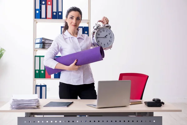 Giovane dipendente donna che fa esercizi in ufficio — Foto Stock