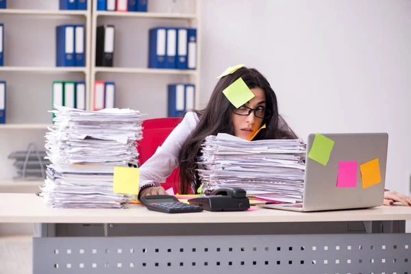 Junge Arbeitnehmerin in widersprüchlichem Prioritätenkonzept — Stockfoto