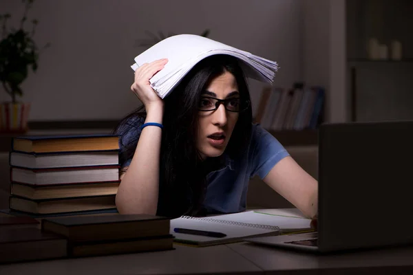 Jeune étudiante se préparant aux examens la nuit — Photo