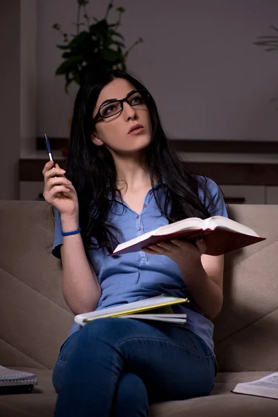 Jovem estudante se preparando para exames à noite — Fotografia de Stock