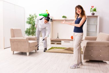 Genç profesyonel müteahhit düz, haşere kontrolü yapıyor 