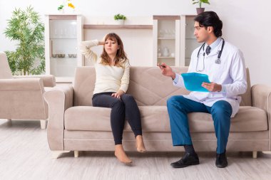 Genç, yakışıklı doktor, kadın hastayı evinde ziyaret ediyor. 