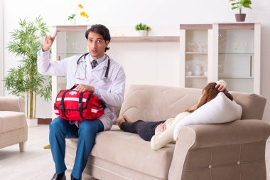 Genç, yakışıklı doktor, kadın hastayı evinde ziyaret ediyor. 