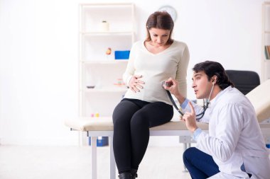 Yaşlı hamile kadın ziyaret genç erkek doktor 