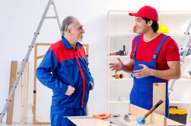 İki profesyonel Müteahhitler evde parke döşeme  