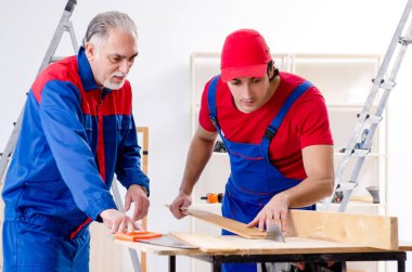 İki profesyonel Müteahhitler evde parke döşeme  