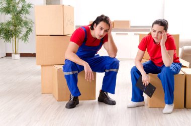 Profesyonel nakliyeciler evde yer değiştiriyor. 