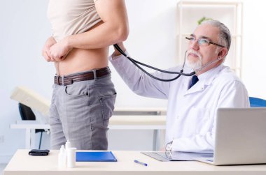 Genç erkek hasta ziyaret eski doktor 