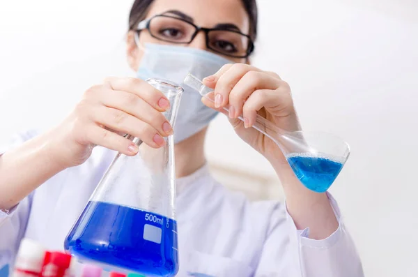 Química joven trabajando en el laboratorio — Foto de Stock