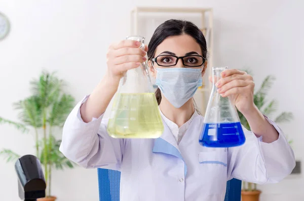 Young female chemist working in the lab — Stock Photo, Image