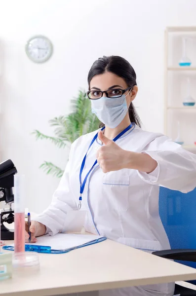 Junge Chemikerin arbeitet im Labor — Stockfoto