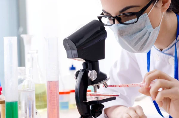 Giovane chimica femminile che lavora in laboratorio — Foto Stock